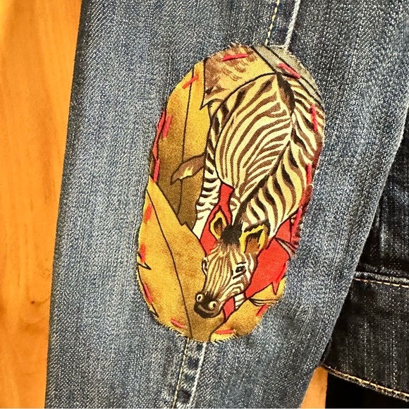 Hand painted embellished tiger, jungle design Jean jacket, women’s small, petite - Picture 7 of 9